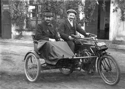 23371-plynmistr-vaclav-panek-a-jeho-otec-na-motocyklu-firmy-walter-1909.jpg