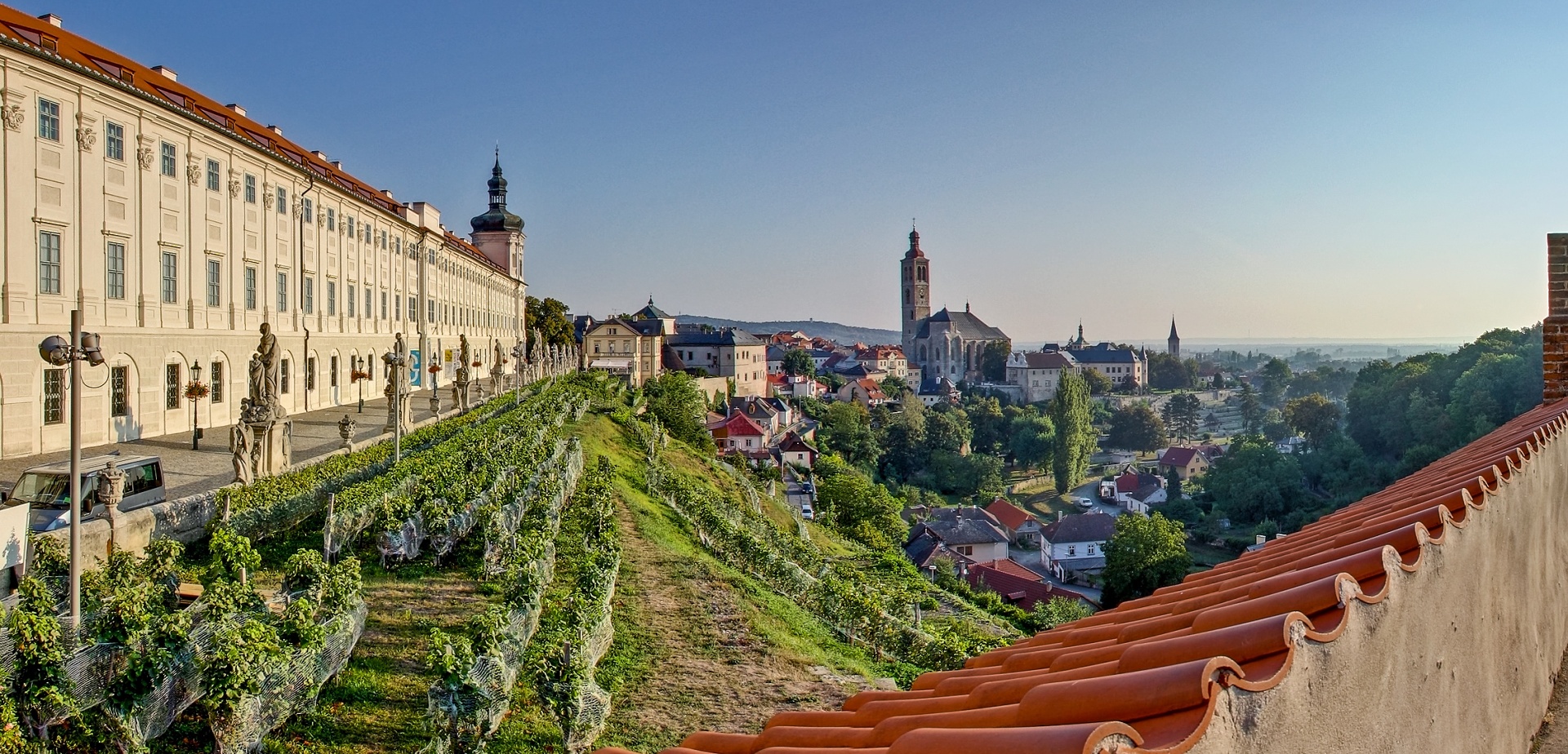 Jezuitska_kolej_a_kostel_sv._Jakuba_podzim____Pano3D.jpg